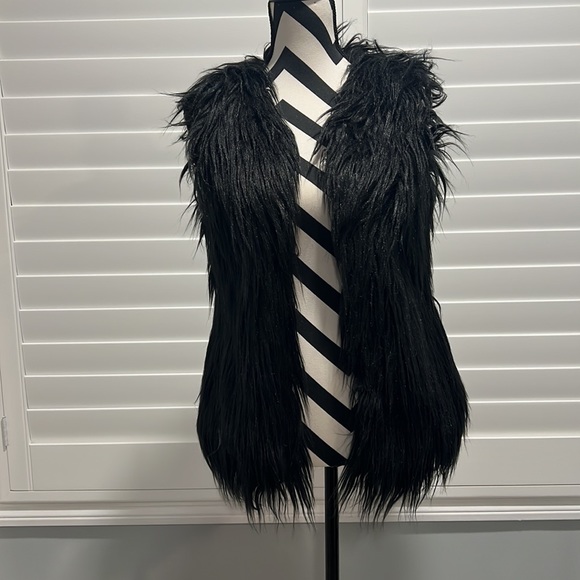 Say What Faux Fur Black Vest - Picture 6 of 9
